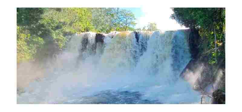 cachoeira-do-estrondo-e-considerada-a-principal-maravilha-natural-de-formosa-do-rio-preto-na-bahia